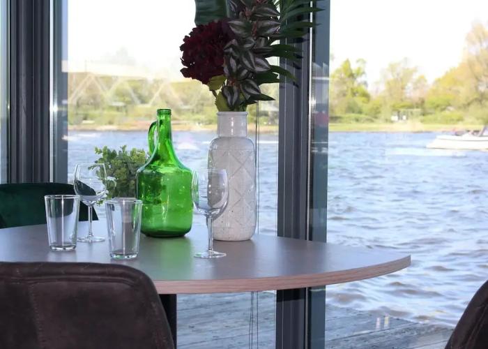 Cozy Houseboat at the Edge of the Marina