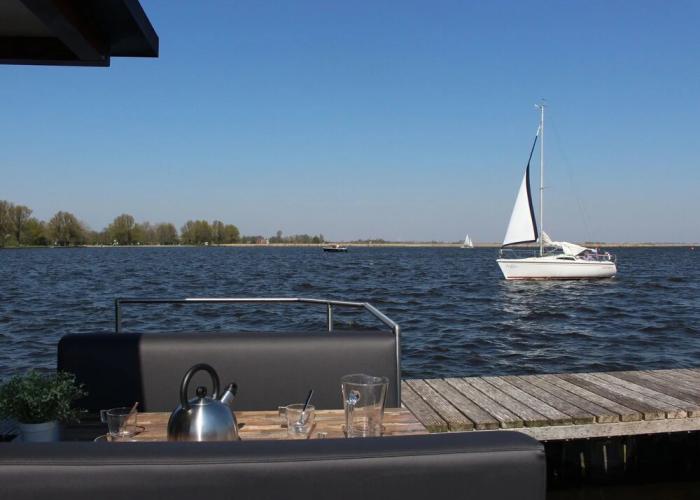 Cozy Houseboat at the Edge of the Marina