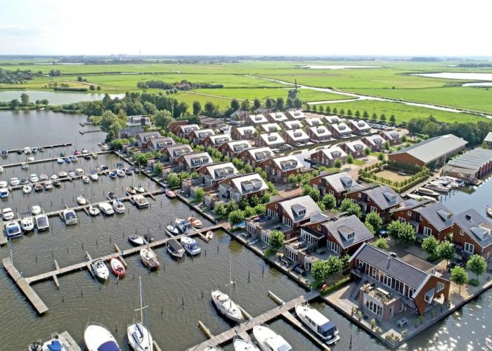 Modern Houseboat With air Conditioning Located in Marina