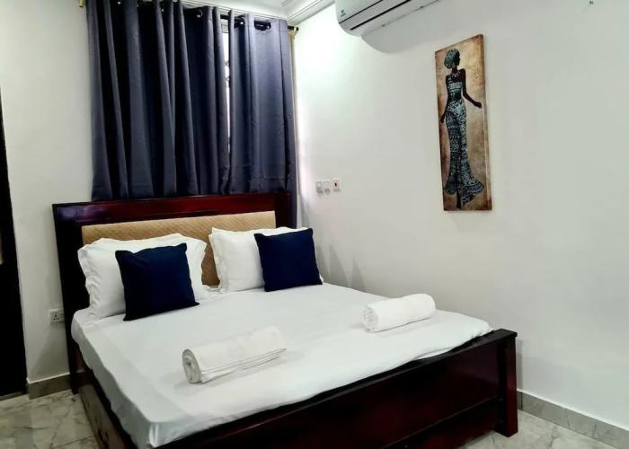 Spacious, Quiet & Cozy- Close to Highway-parking