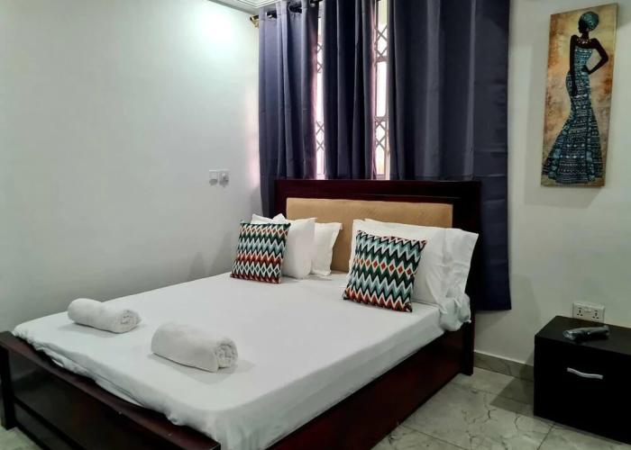 Spacious, Quiet & Cozy- Close to Highway-parking
