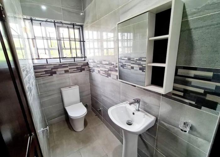 Spacious, Quiet & Cozy- Close to Highway-parking