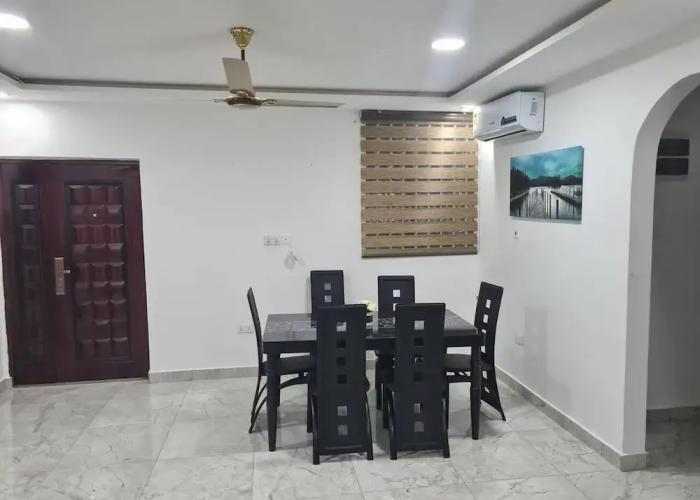 Spacious, Quiet & Cozy- Close to Highway-parking
