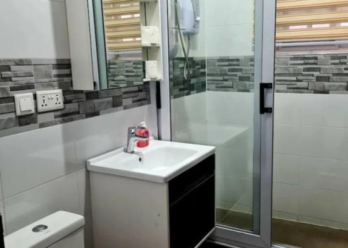 Spacious, Quiet & Cozy- Close to Highway-parking