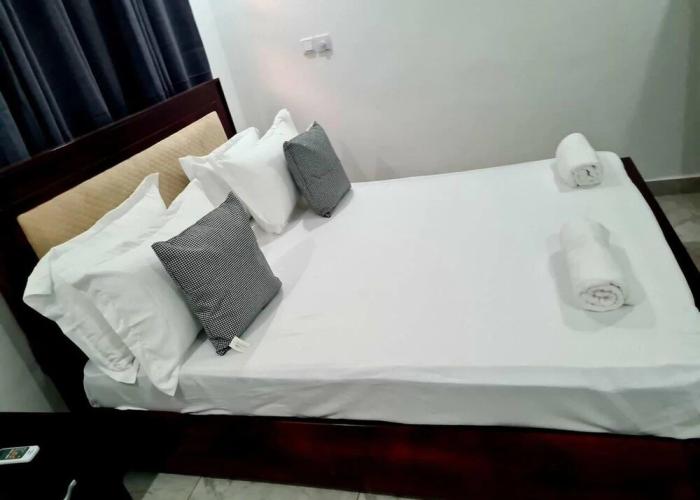 Spacious, Quiet & Cozy- Close to Highway-parking
