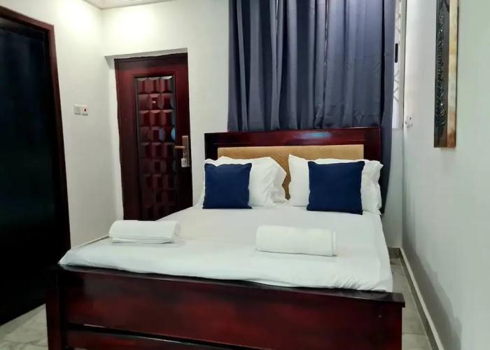 Spacious, Quiet & Cozy- Close to Highway-parking