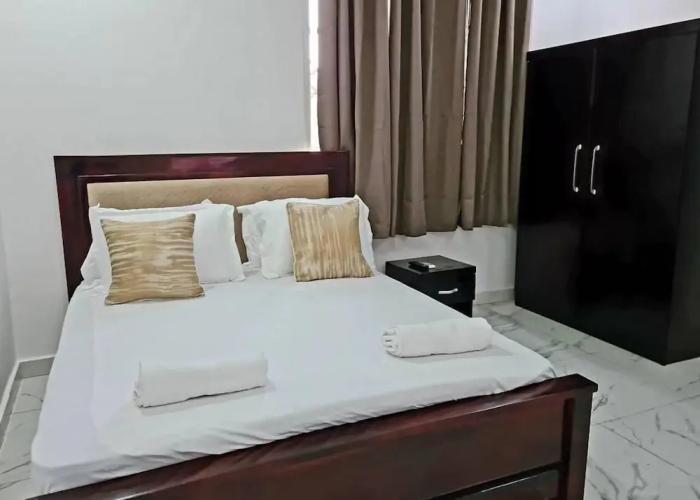 Gorgeous, Quiet & Comfy-close to Highway-parking