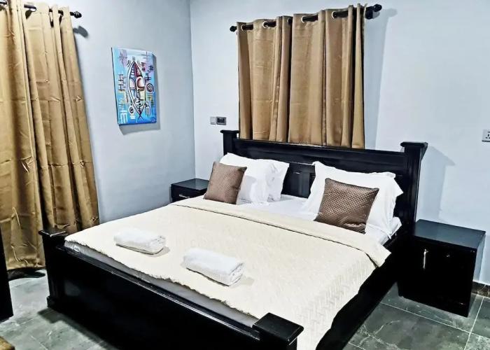 Modern Comfy & Quiet  Close to Highway