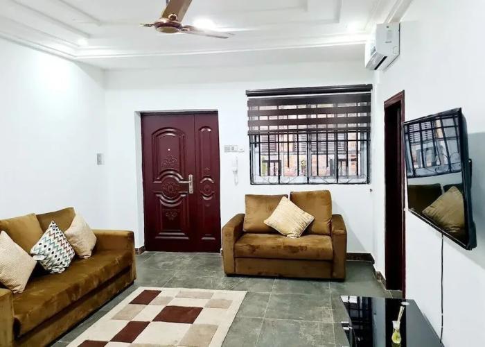 Modern Comfy & Quiet  Close to Highway