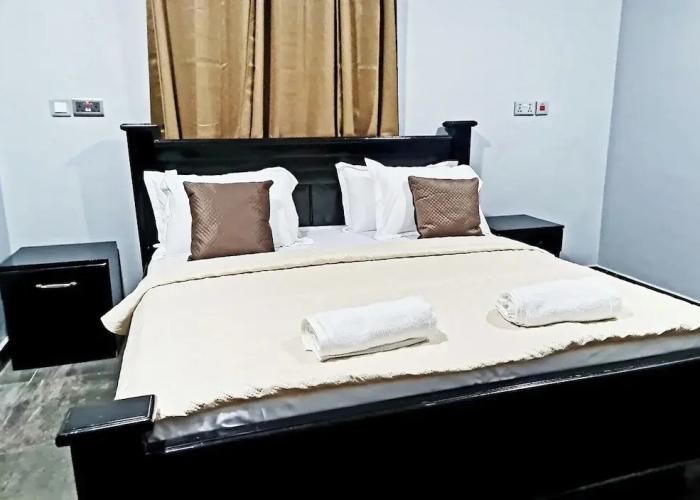 Modern Comfy & Quiet  Close to Highway