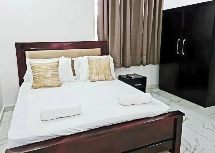 Gorgeous Quiet & Comfy Close to Highway