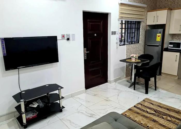 Comfy & Cozy Hideout  Close to Highway