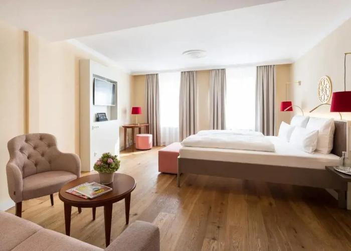 EMICHS Hotel