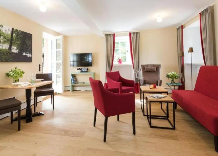 EMICHS Hotel