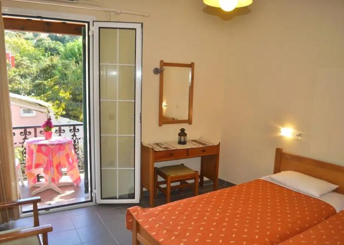 Holiday Studio Apartments Yannis on Agios Gordios Beach in Corfu