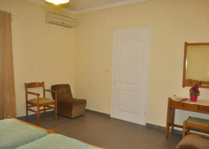 Holiday Studio Apartments Yannis on Agios Gordios Beach in Corfu