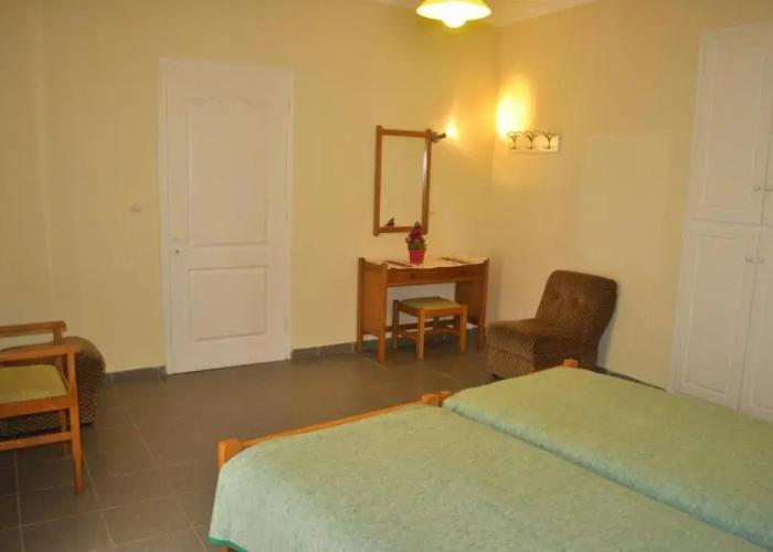 Holiday Studio Apartments Yannis on Agios Gordios Beach in Corfu