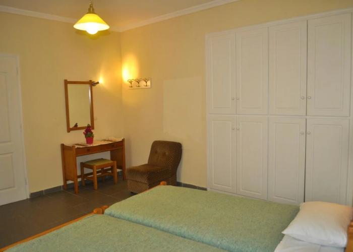 Holiday Studio Apartments Yannis on Agios Gordios Beach in Corfu