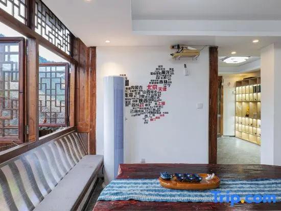 Xijiang Qianhu Miaozhai East Building Homestay (Embroidery Tianjie Viewing Store)