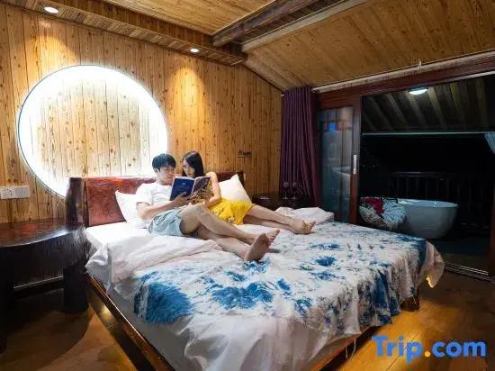 Xijiang Qianhu Miaozhai East Building Homestay (Embroidery Tianjie Viewing Store)