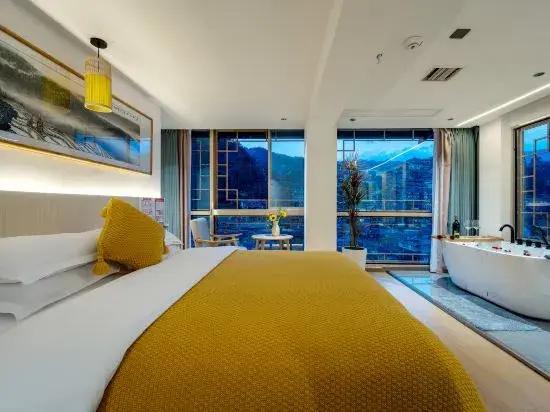 Xijiang Qianhu Miao Village Miyueli Panoramic Beauty Suite