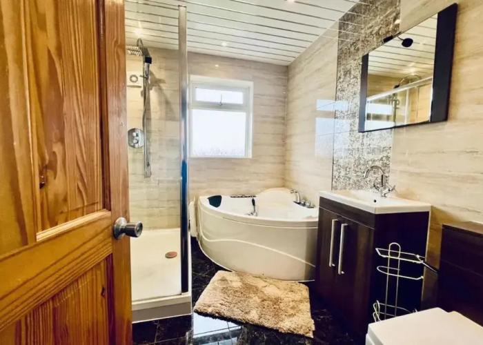 Manchester Sweet Home - Spacious 7BR House