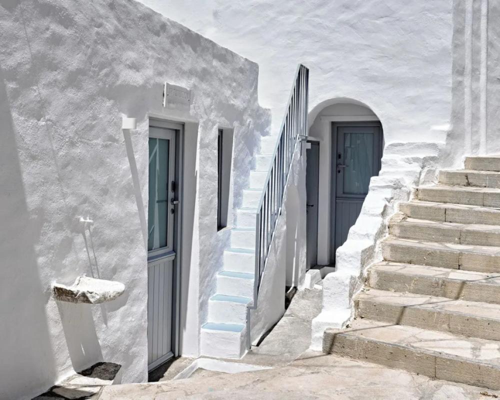 Living Theros Luxury Suites