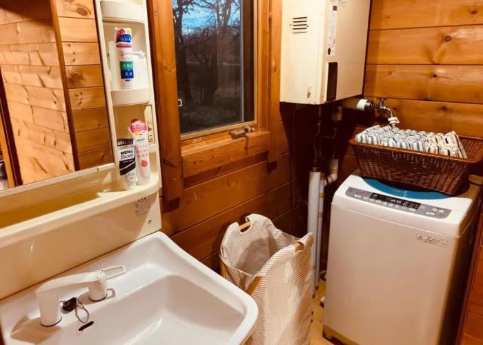 Tomy's Log House - Need Car