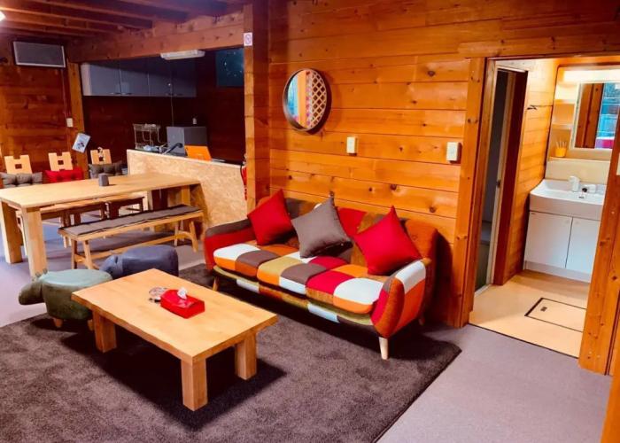 Tomy's Log House - Need Car