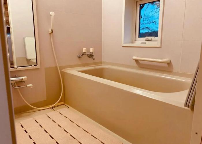 Tomy's Log House - Need Car