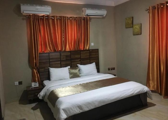 Momak 6 Hotel & Suites