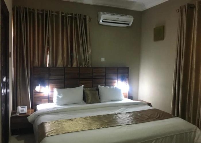 Momak 6 Hotel & Suites