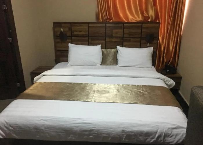 Momak 6 Hotel & Suites