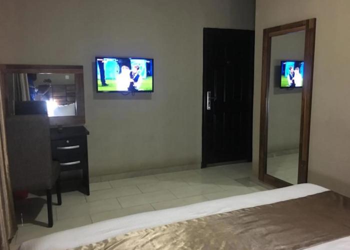 Momak 6 Hotel & Suites