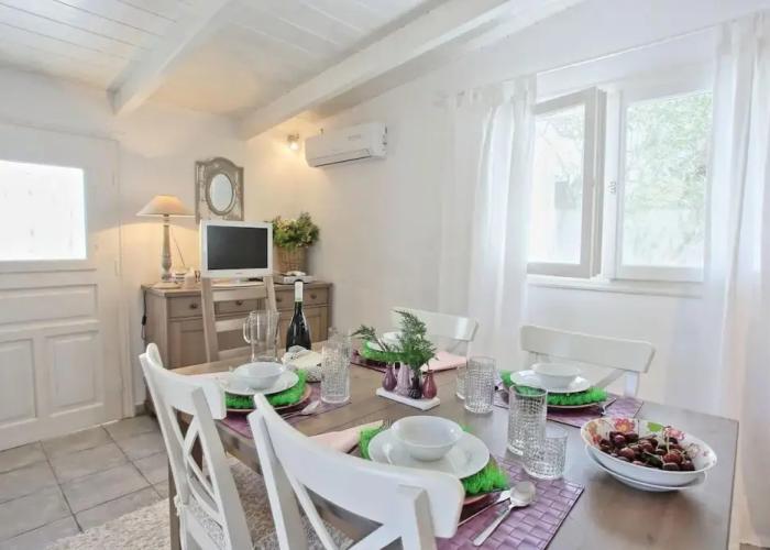 Lili Luxury Cottage in Ozias