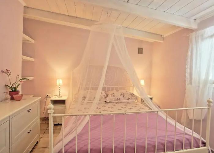 Lili Luxury Cottage in Ozias