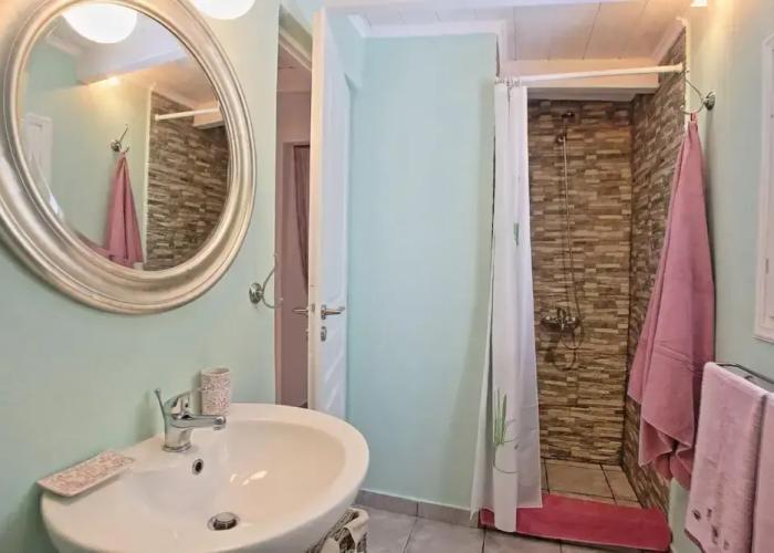 Lili Luxury Cottage in Ozias