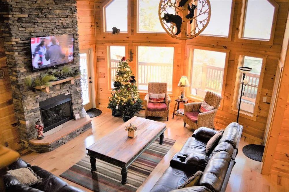 Bearmont Lodge 4 Bedroom Cabin by RedAwning