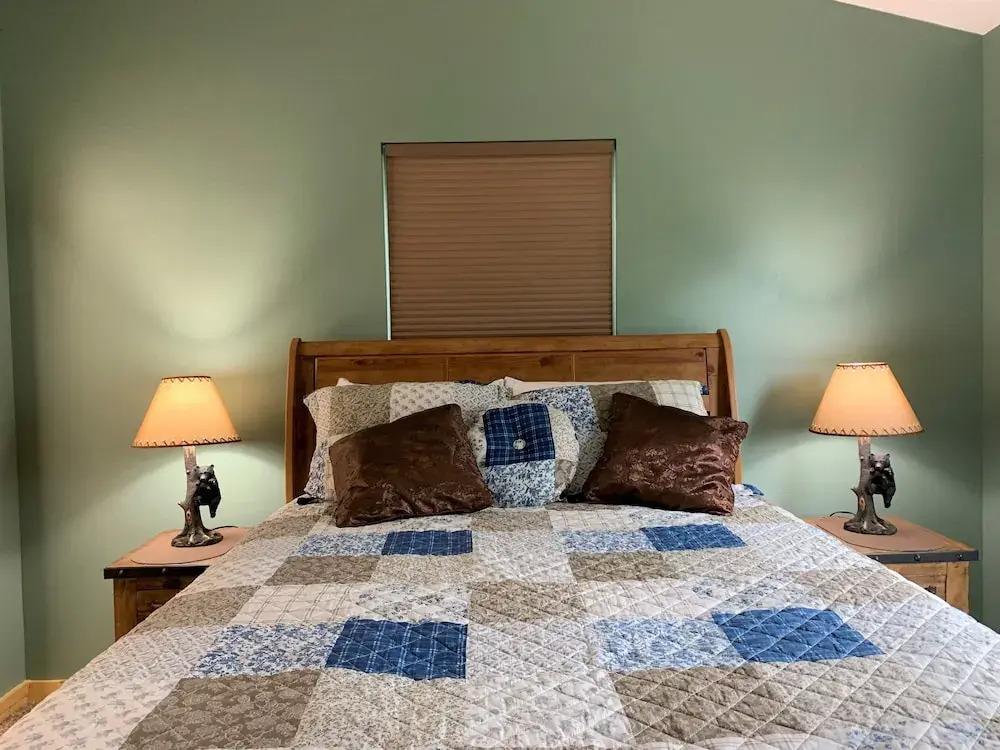 Hunter Jack's - 2 Br cabin by RedAwning