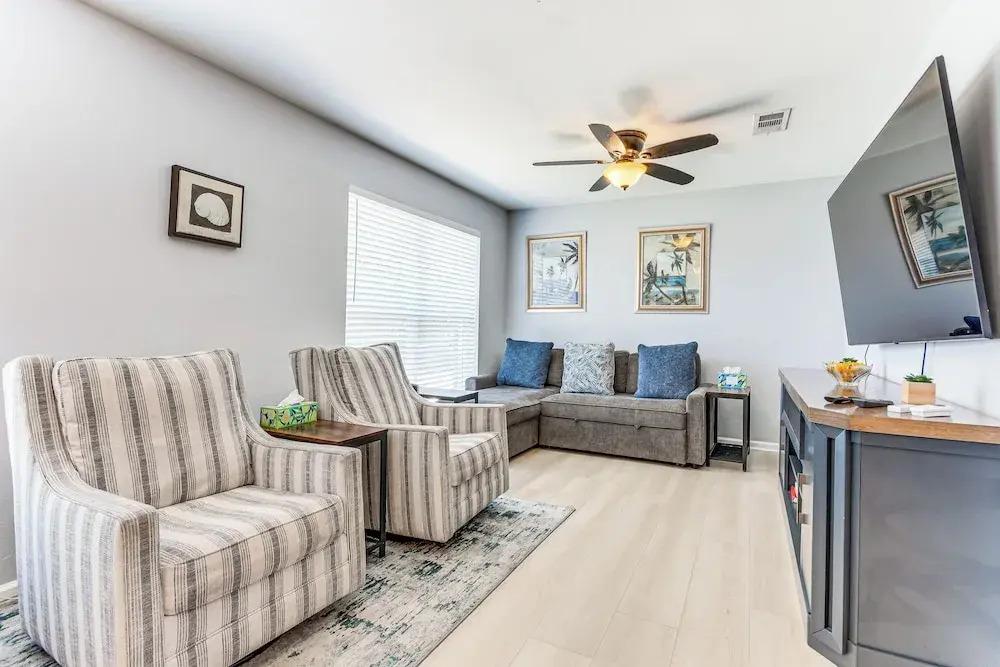 Charming Pensacola Home w/ Screened Lanai & Grill!