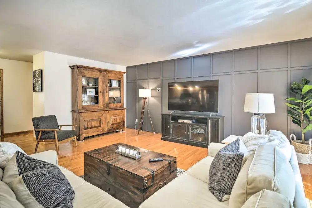 Upscale Family Cottage < 1 Mi to Higgins Lake