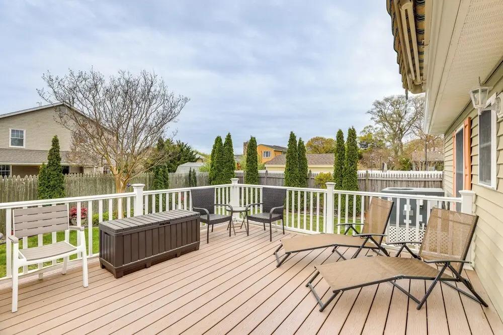 Villas Hideaway w/ Deck, Walk to Bay Beach!