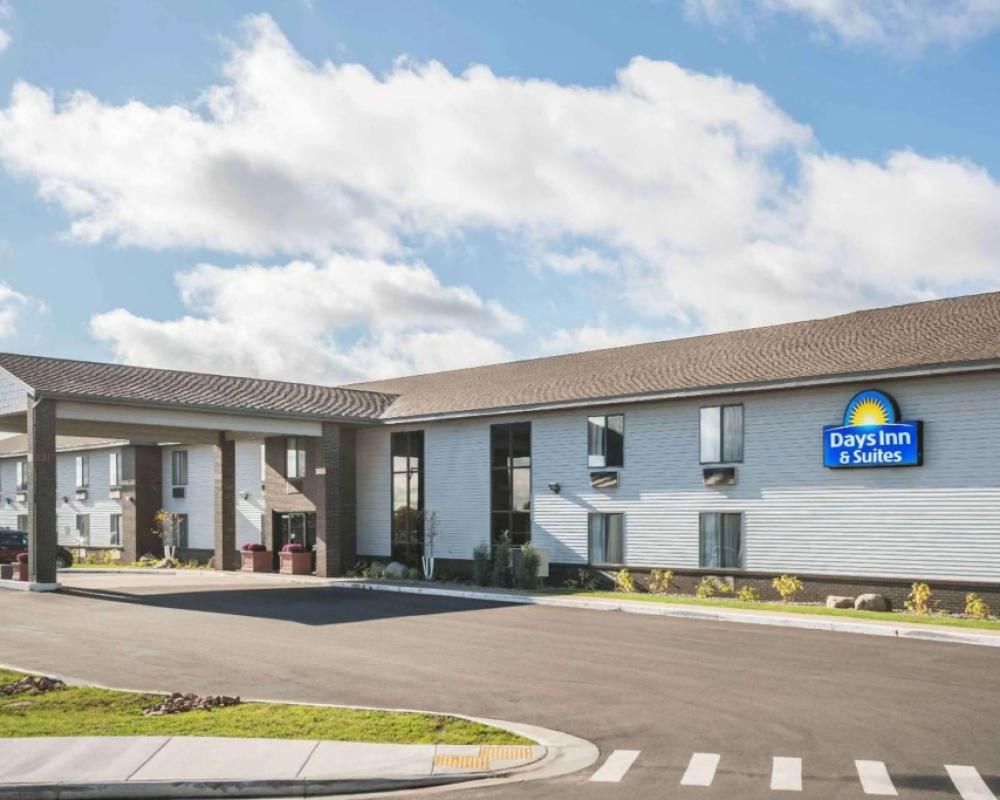 Days Inn & Suites by Wyndham Wausau
