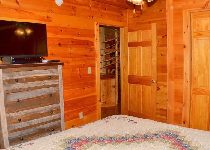 Steele Away 3 Bedroom Cabin by RedAwning