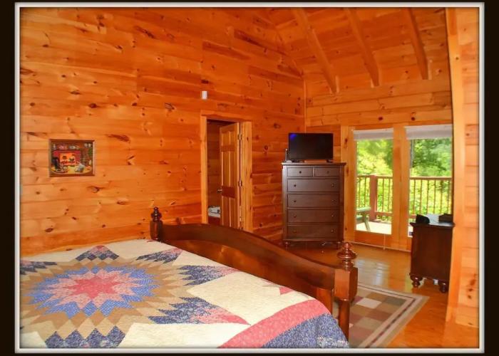 Steele Away 3 Bedroom Cabin by RedAwning