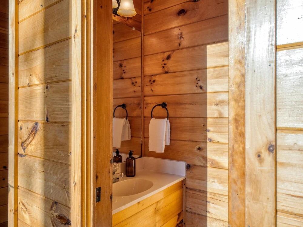 фото Hazel by Avantstay Cliffside Modern Cabin w/ Incredible Views & Hot Tub