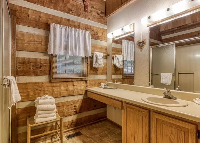 Valhalla - Private Rustic Getaway 2 Bedroom Cabin by RedAwning