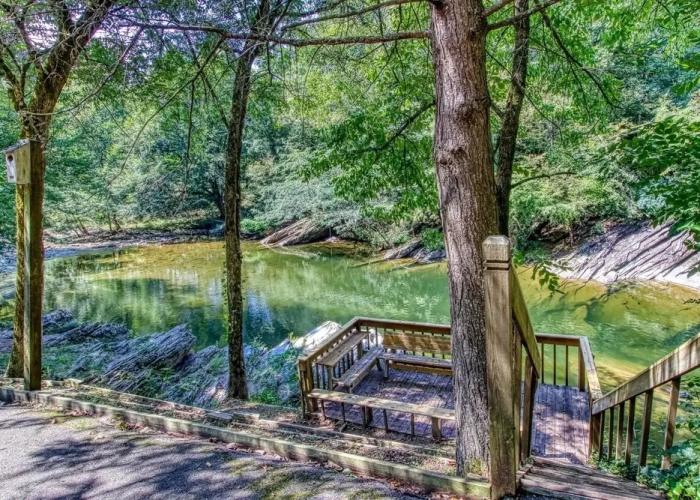 Valhalla - Private Rustic Getaway 2 Bedroom Cabin by RedAwning