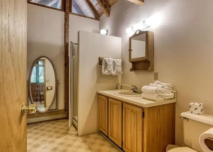 Valhalla - Private Rustic Getaway 2 Bedroom Cabin by RedAwning