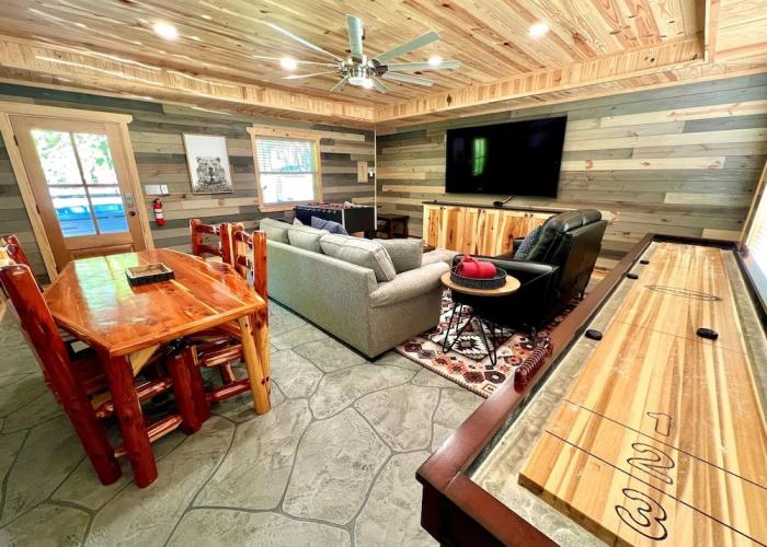 Catons Chapel 3 Bedroom Cabin by RedAwning